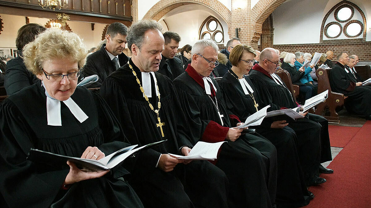 Im Ökumenischen Gottesdienst, St.-Trinitatis-Kirche zu Stettin/Szczecin: Pastorin Christa Hunzinger (v.l.), Bischof Tilman Jeremias, Bischof Prof. Dr. Marcin Hintz, Landesbischöfin Kristina Kühnbaum-Schmidt und Bischof Waldemar Pytel. Foto: Stefan Döbler, Nordkirche