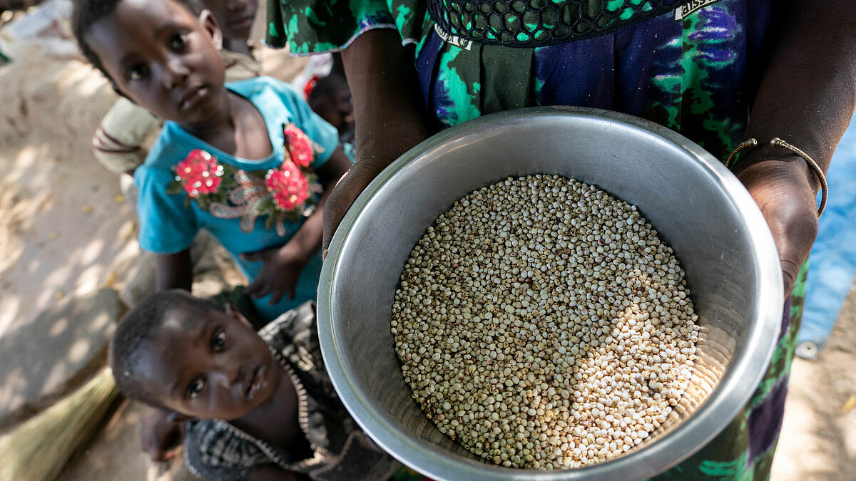 Weil seine Felder durch den Klimawandel nicht mehr genug abwarfen, um die Familie zu ernähren, beschloss der Kleinbauer Benjamin Nikiema aus Burkina Faso zusammen mit der Brot für die Welt-Partnerorganisation ODE klimarobustes Saatgut anzubauen. Weltweit brauchen betroffene Menschen bei der Nahrungsmittelproduktion, Wasserversorgung und im Katastrophenmanagement unsere Hilfe. 