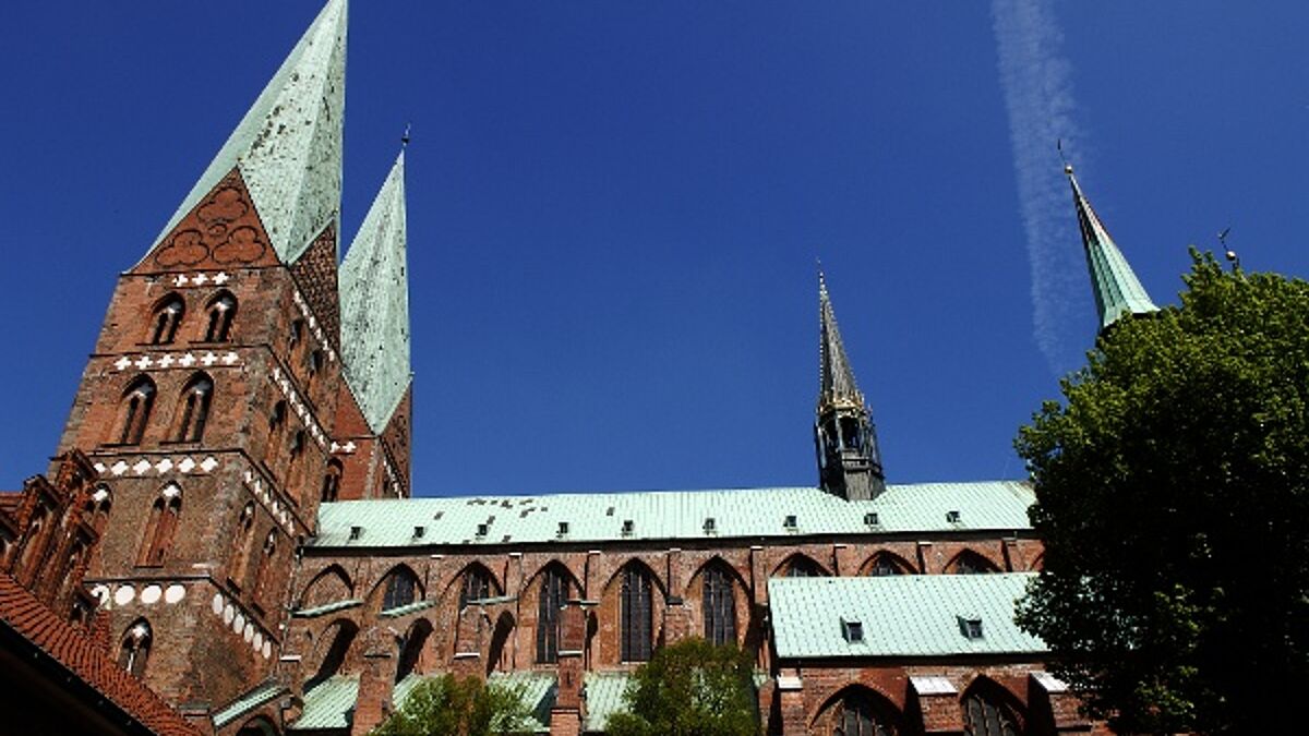 Die Lübecker Marienkirche beherbergt zwei Figuren, die von der List und den Hoffnungen der Stadtbewohner erzählen. Normalerweise muss man sehr genau hinschauen, um sie zu entdecken. Bei der Travemünder Sandskulpturen-Ausstellung sind sie in Überlebensgröße zu sehen. 