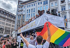 Der Truck der Nordkirche zieht begleitet von vielen Unterstützer:innen und Schaulustigen durch die Hamburger Innenstadt. 