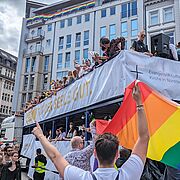 Der Truck der Nordkirche zieht begleitet von vielen Unterstützer:innen und Schaulustigen durch die Hamburger Innenstadt. 