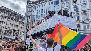 Der Truck der Nordkirche zieht begleitet von vielen Unterstützer:innen und Schaulustigen durch die Hamburger Innenstadt. 