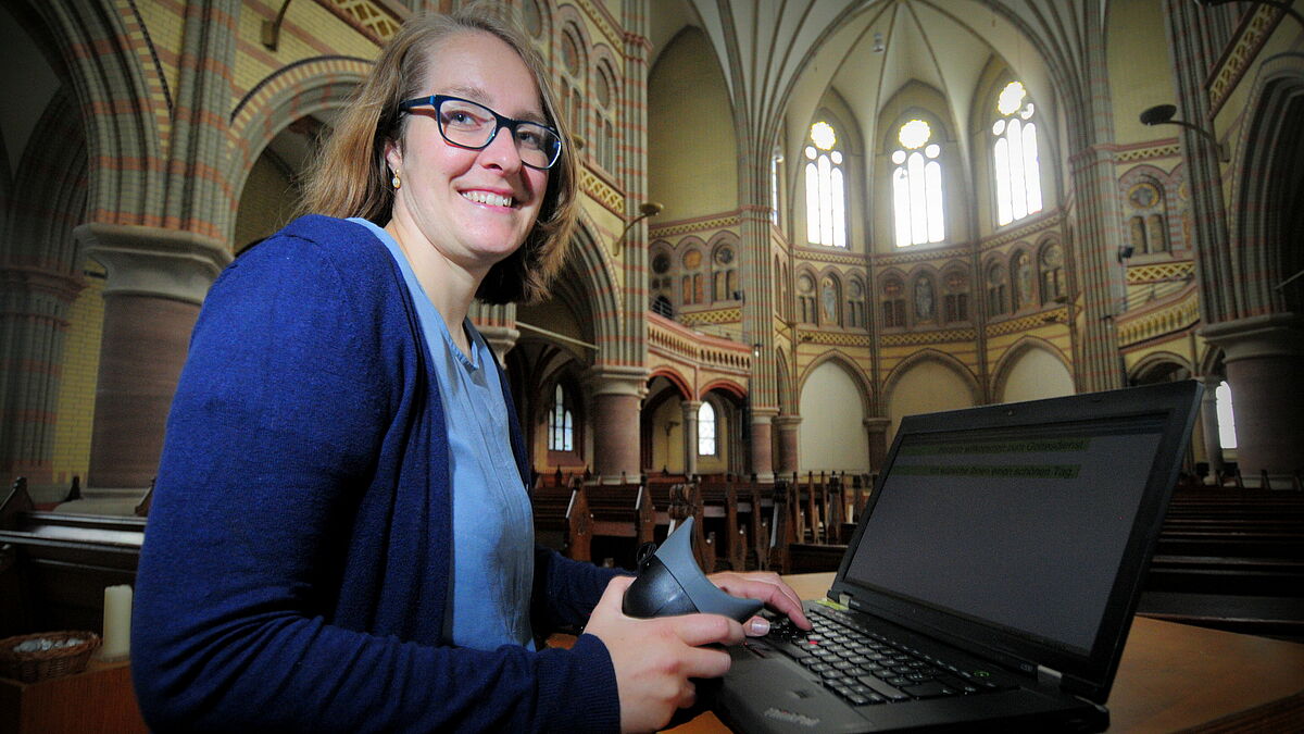 Schriftdolmetscherin Frederike Radler in der Kirche St. Johannis in Hamburg-Altona