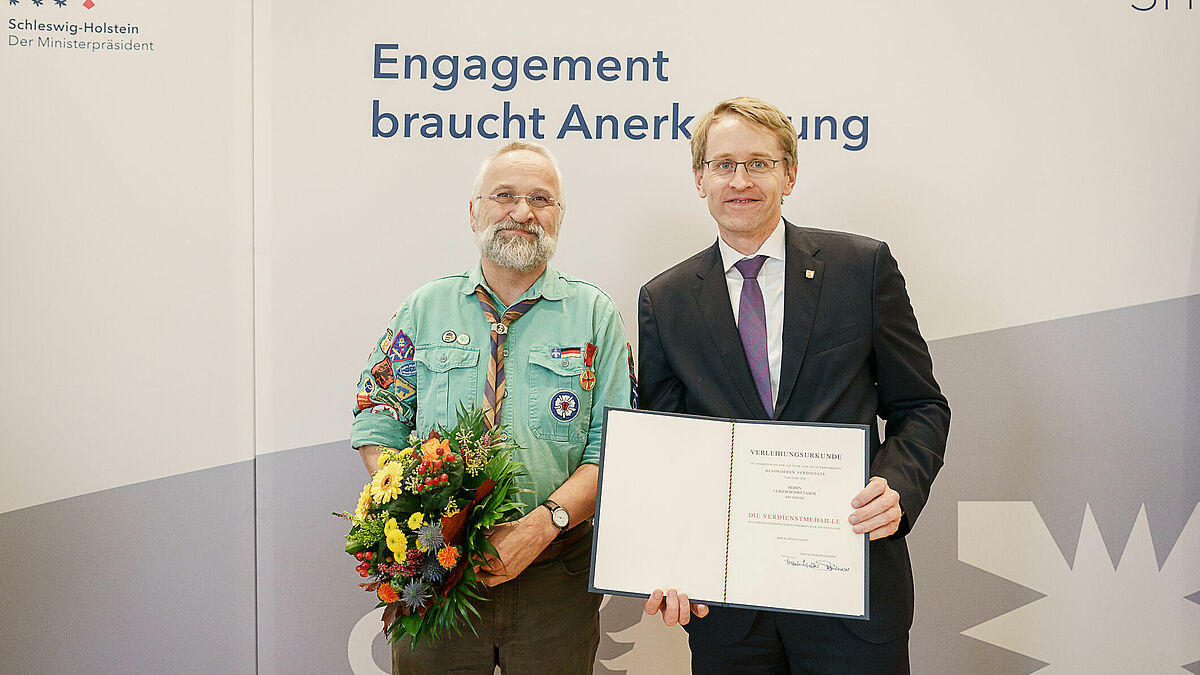 Ulrich Schwetasch hat in Kiel den Verdienstorden vom Ministerpräsidenten Schleswig-Holsteins, Daniel Günther, überreicht bekommen.