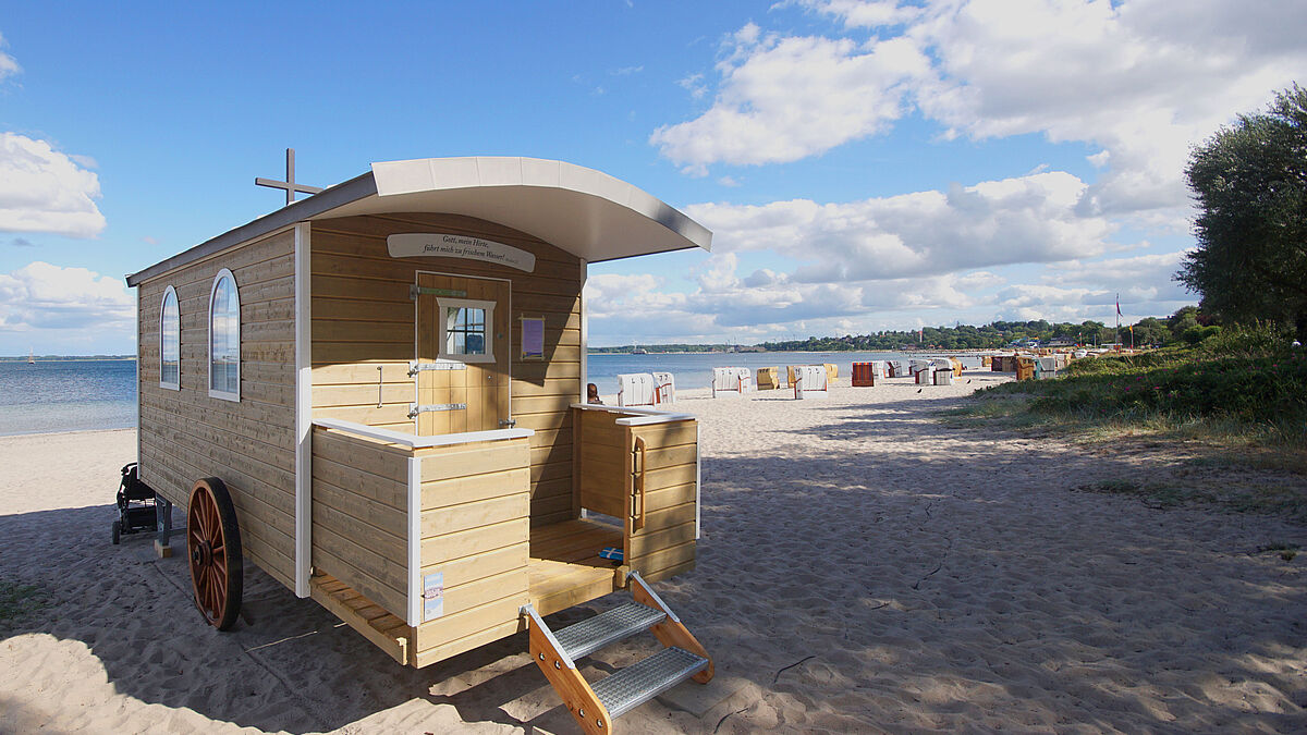 Die Schäferwagenkirche öffnet ihre Tür für Andachten und Gespräche am Strand.