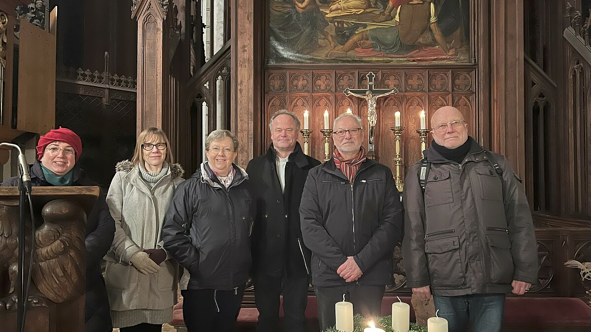 Delegation der Diözese Lichfield im Schweriner Dom zur Feier von Anticipating Adven: v.l. Ökumenepastorin des Kirchenkreises Mecklenburg, Melanie Dango, Mitarbeiterin für Jugendarbeit der Diözese Lichfield, Chrissie Thompson, Bischöfin Sarah Bullock, Bischof Tilman Jeremias, Terry Bloor, ehemaliger Ökumenereferent der Diözese Lichfield und zum 20. Mal dabei, Peter Bullock