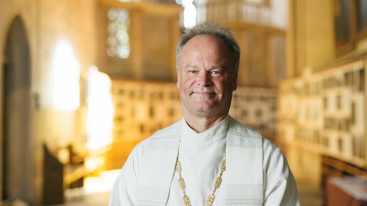 Bischof Tilman Jeremias in Albe und weißer Stola im Greifswalder Dom St. Nikolai