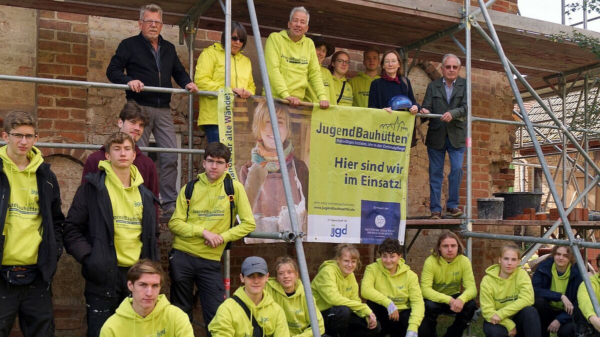 Eine FSJ-Seminargruppe der Jugendbauhütte der Deutschen Stiftung Denkmalschutz besuchte das Pasewalker Elendenhaus, das derzeit umfassend saniert wird. Nach der Fertigstellung wird das Backsteingebäude die Büros des Kantors und der Sekretärin der Kirchengemeinde beherbergen. 