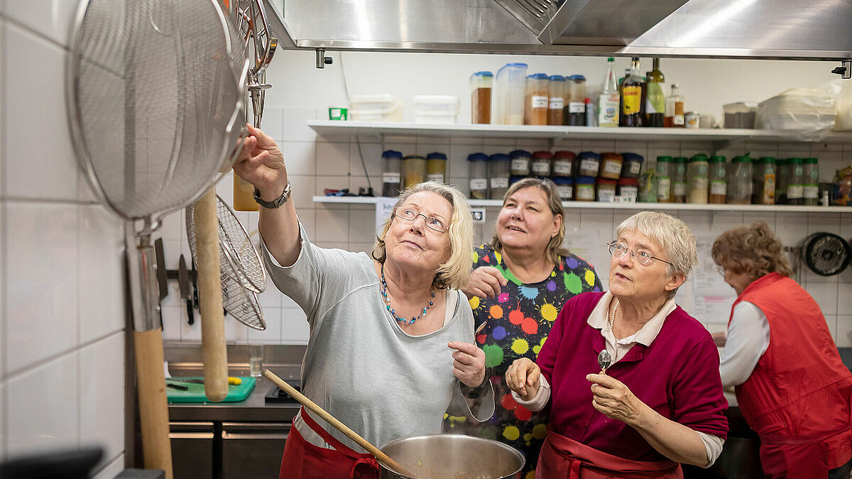 Heidi Dreessen (li.) und die beiden Trauerbegleiterinnen Birgit Liebchen (mi.) und Isabelle (re.) in der Küche des Hotels Schanzenstern in Hamburg-Altona.