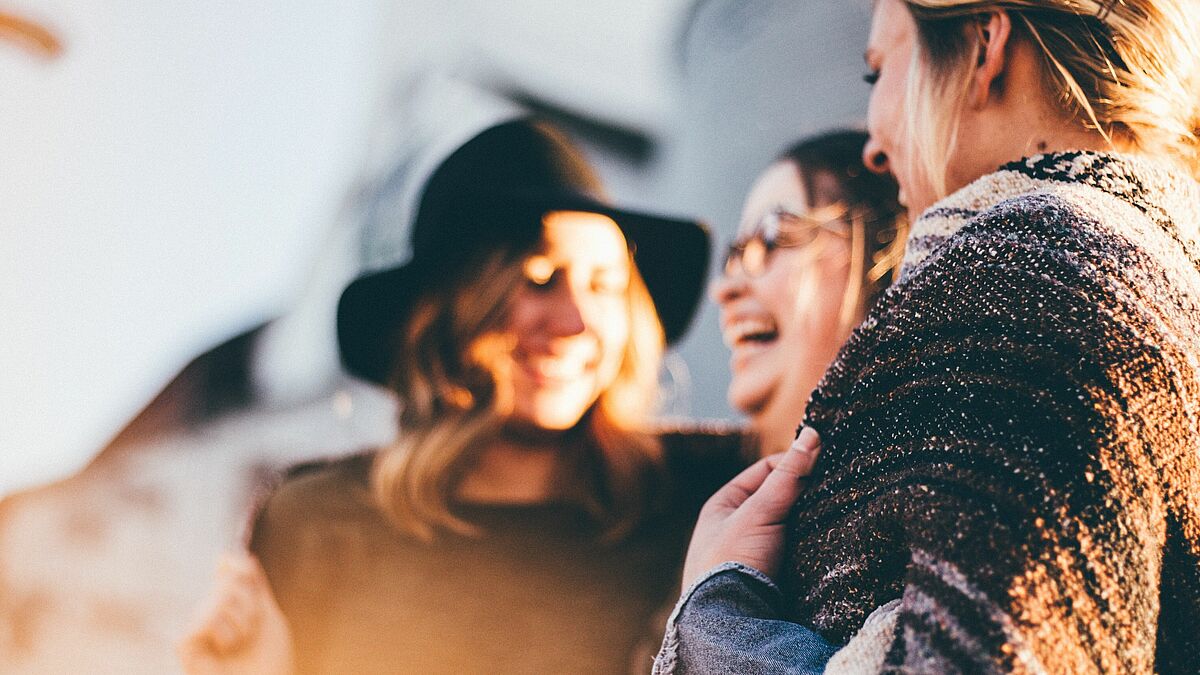 Junge Menschen gelten bisher als schwierige Zielgruppe. Grundsätzlich sei diese Gruppe jedoch vielseitig interessiert und bereit sich zu engagieren. Über Themen wie Nachhaltigkeit und Klimawandel schafft man eine positive Verbindung zur Kirche, so Soziologe Dennis Bock. 