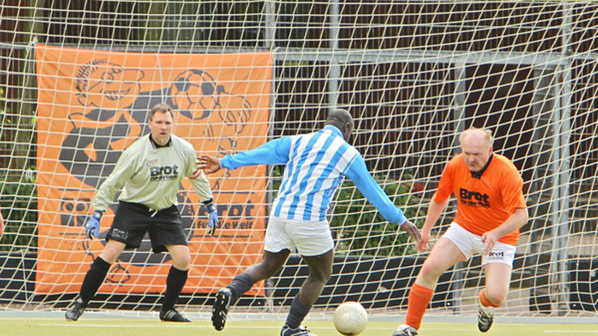 Die "Himmlischen Kicker" mit Pastor Jörg Salewski im Tor bei einem Spiel gegen eine Auswahl afrikanischer Pastoren in Hamburg (Archiv 2010).