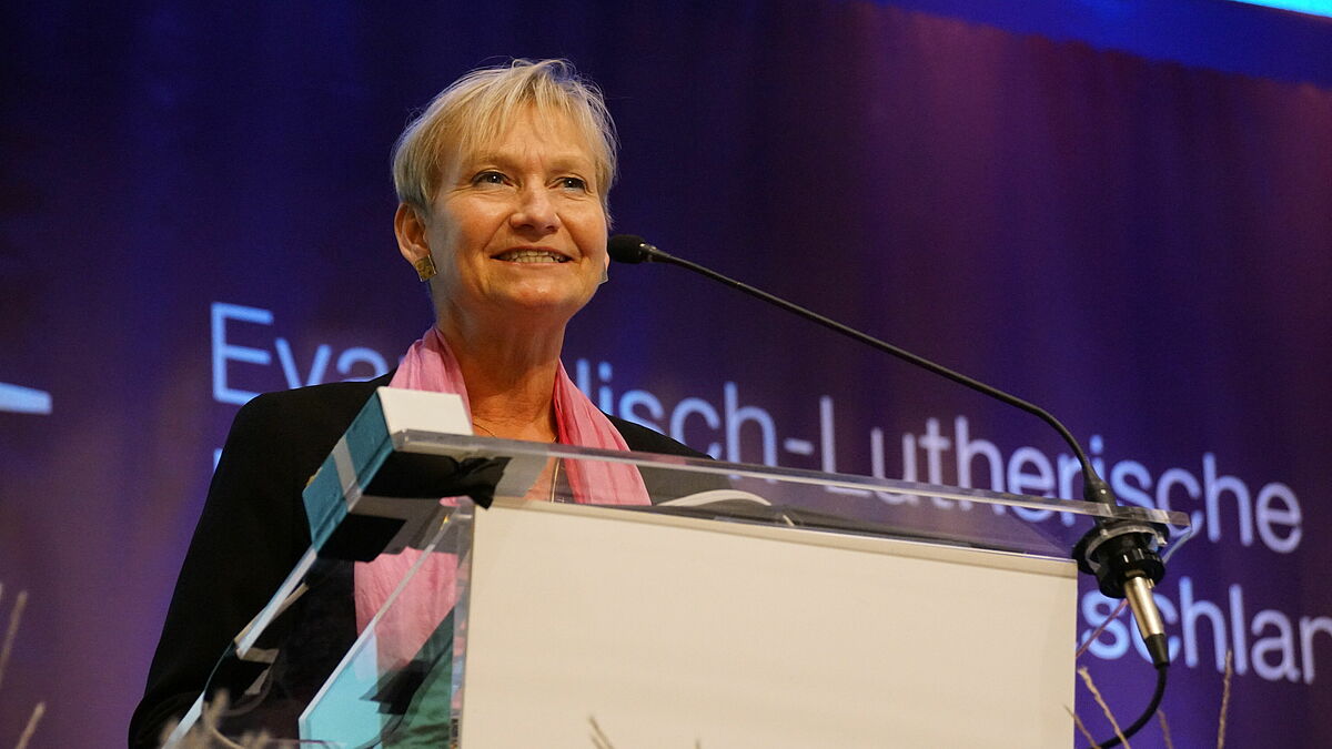 Bischöfin Kirsten Fehrs stellt am 21. September 2019 in Lübeck-Travemünde der Landessynode der Nordkirche den Bericht aus dem Sprengel Hamburg und Lübeck vor. Foto: Döllefeld/Nordkirche