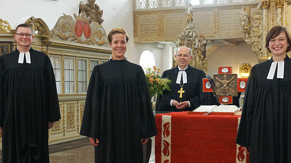 Sie gehören zu den acht Ordinierten an diesem Wochenende: Pastorin Jana Laubert-Peters (v.r.), Pastorin Brit Borghardt und Pastor Björn Severin empfingen den Segen von Bischof Gothart Magaard (im Hintergrund)