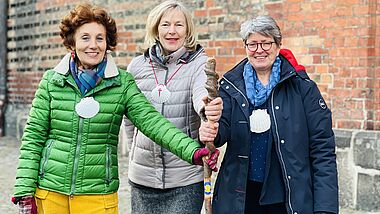 Belén Diaz-Amodia (li.) und Regina Musa (re.) mit Pastorin Kathrin Jedeck auf dem Kirchhof von St. Jakobi. Allein hier kreuzen drei Pilgerwege.