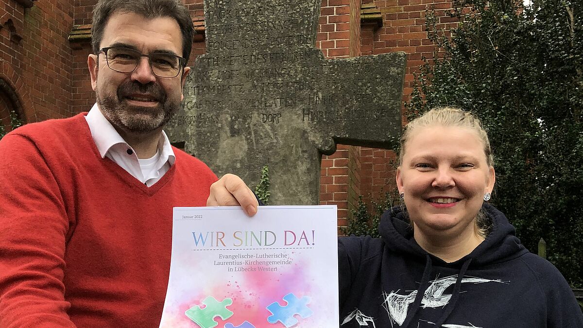 So sieht es aus: Pastorin Anne Mareike Müller und Jan Schuback zeigen das Titelblatt des neuen Laurentius-Gemeindemagazins. 