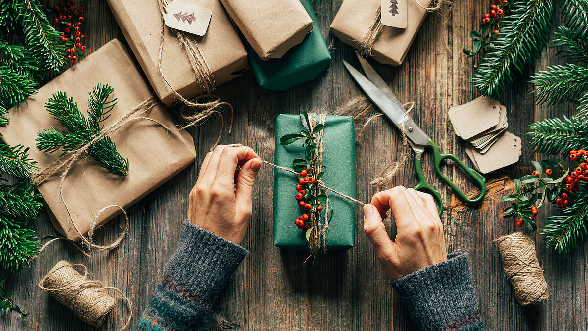 Pakete bringen Freude: Wir haben einige Mitmach-Aktionen zusammengestellt, mit denen diese Adventszeit doppelt schön wird. 