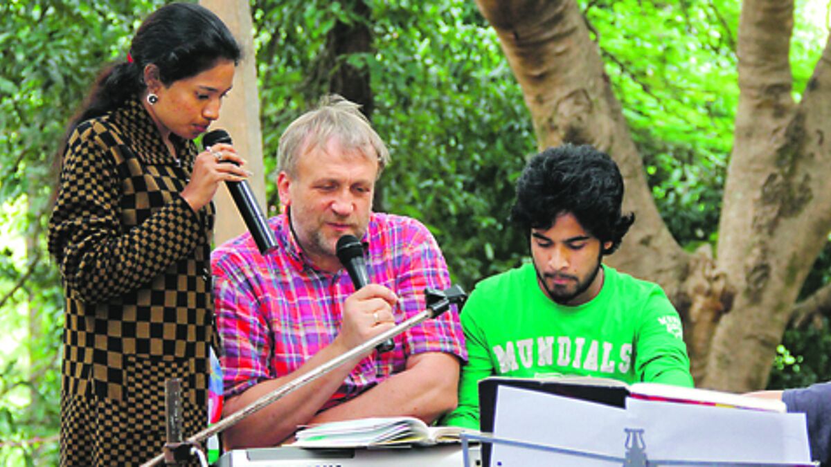 Hartmut Naumann mit Mitgliedern der Jeypore-Kirche. Das Foto entstand bei einem früheren Aufenthalt in Indien