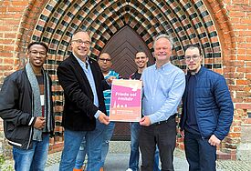 Bischof Jeremias (2.von rechts) lädt gemeinsam mit dem pommerschen Ökumenebeauftragten Gerrit Marx (2. von lenks) zum Friedenszeichen beim Kirchentag in Greifswald ein.