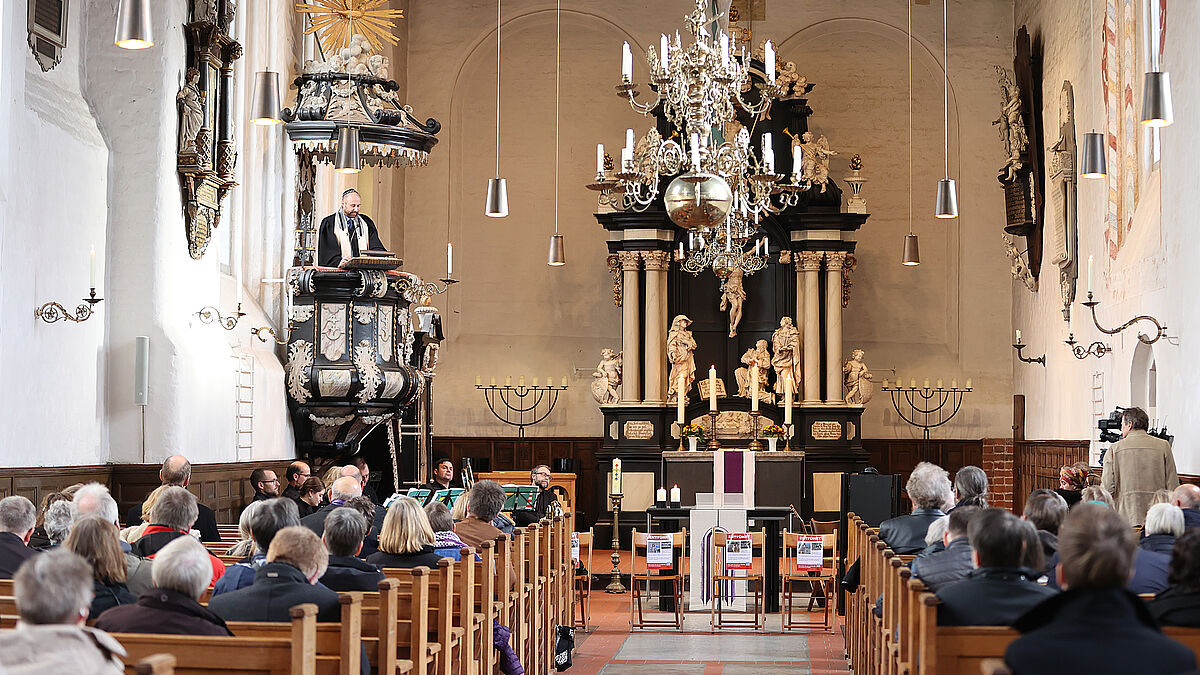 Mit einem bewegenden Gottesdienst beginnt die Novembersynode der Nordkirche. Gestaltet wird er von Bischof Tilman Jeremias und Landesrabbiner Yuriy Kadnykov (im Bild). 