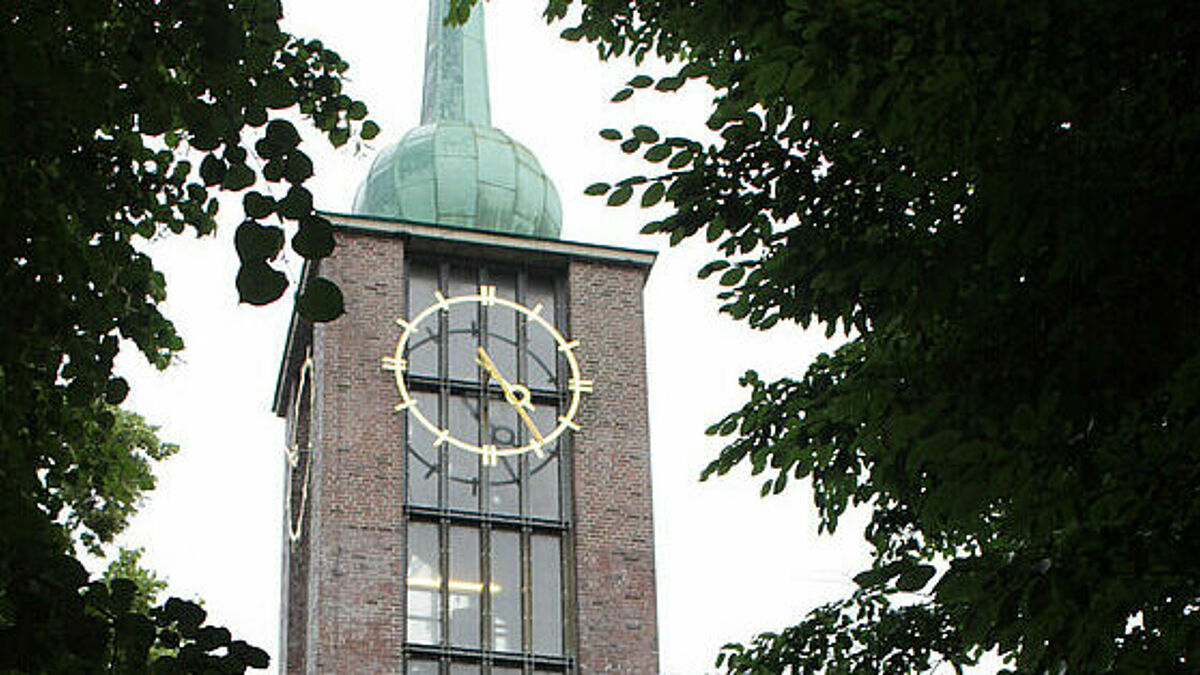 Es ist ein Kulturprojekt, bei dem auch internationale Künstler mitwirken: Aus dem Turm der Immanuelkirche im Hamburger Stadtteil Veddel ertönen Gitarren- statt Glockenklänge. 