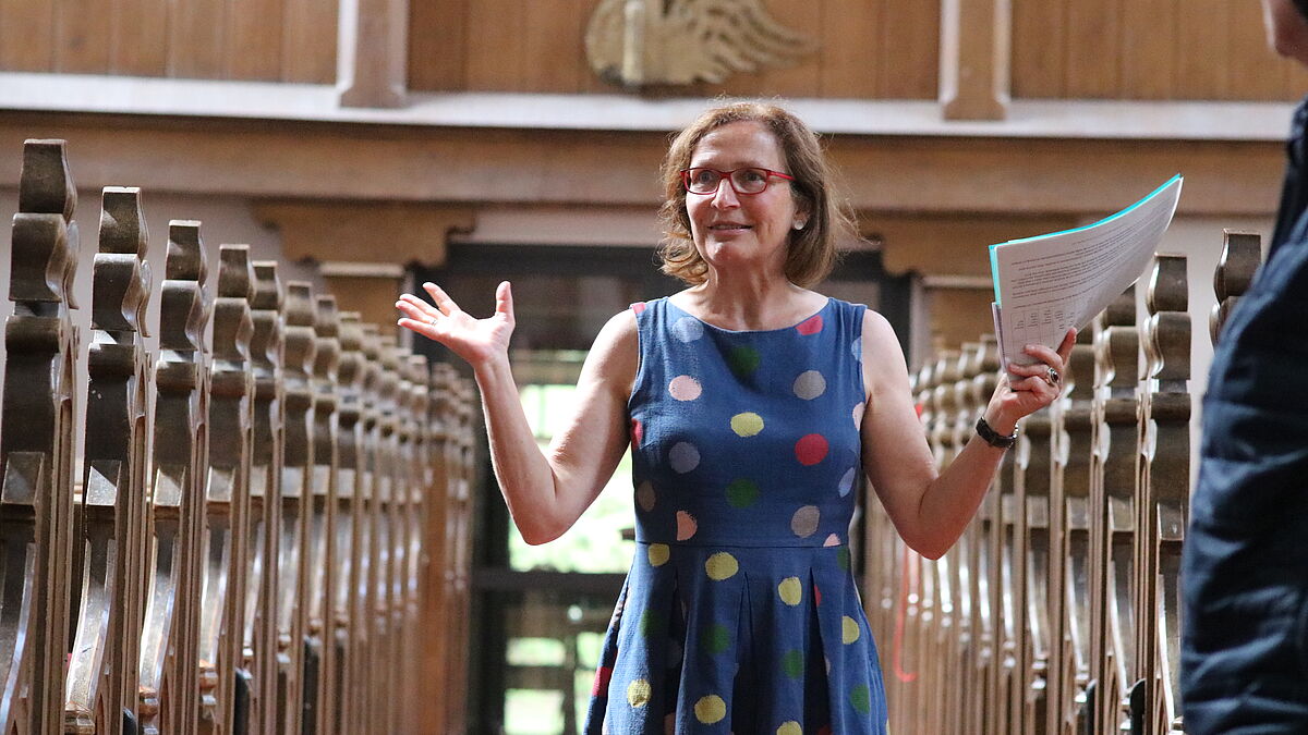 Dr. Maria Pulkenat ist im mecklenburgischen Kirchenkreis zuständig für Kirchenpädagogik. Zusammen mit Dr. Matthias Wünsche hat sie 30 Kirchenführer:innen ausgebildet. Die Ehrenamtlichen sind wichtig, um offene Kirchen zu erhalten und das Interesse für die Geschichte, Kultur und Kunst der Gotteshäuser lebendig zu halten. 