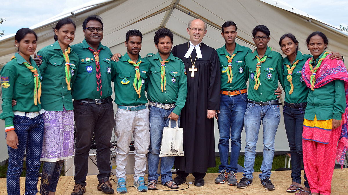 Bischof Gothart Magaard im Gespräch mit indischen Pfadfindern beim internationalen Sommerlager in Stevninghus in Dänemark