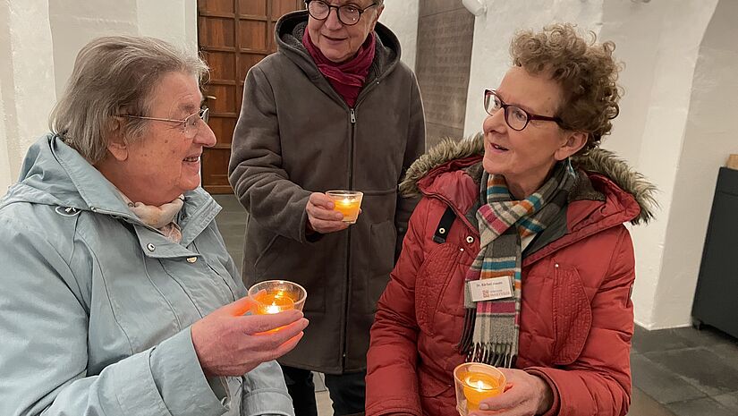 Christel Brüggenthies, Henryka Zemcke (Mitte) und Bärbel Baum (rechts) gehören zu einem Kreis von Ehrenamtlichen, die die Lübecker Kollektivaussegnungen begleiten.