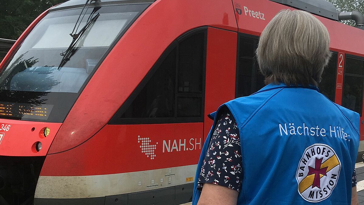 Eine Mitarbeiterin der Bahnhofsmission wartet auf dem Eckernförder Bahnhof auf den Zug. (Archiv)