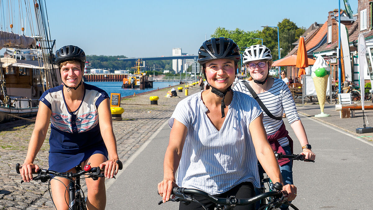 Mit dem Rad von Holtenau zum Klimastreik auf dem Exer: Helen Boldt, Rebecca Schoppe, Kira Schall (v. l.)