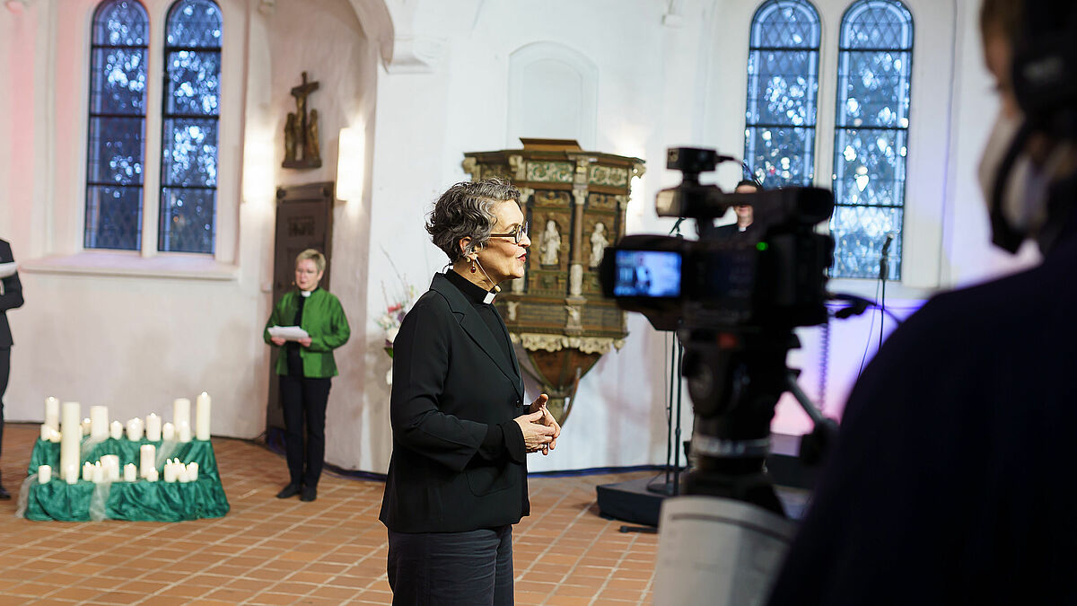 So sieht es bei der Produktion in der Kirche aus: Hier predigt gerade Pastorin Katja von Kiedrowski im Liveline-Gottesdienst. 