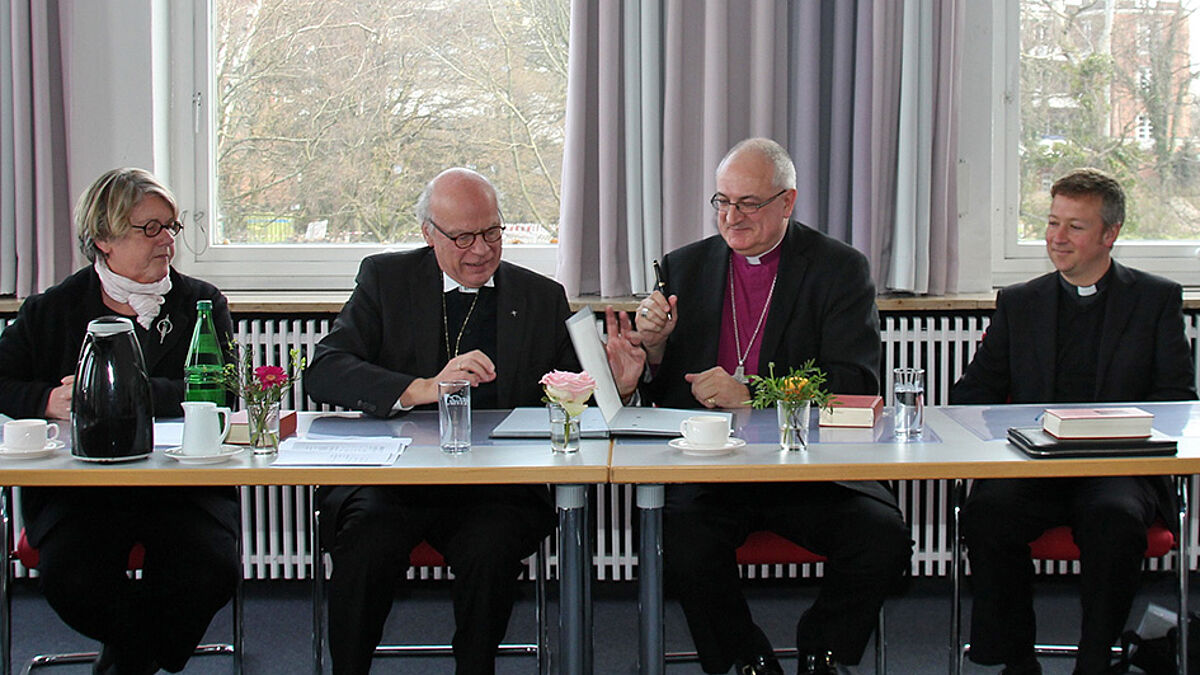 Die Vertragspartner (v.l.): Margrit Semmler (Kirchenleitung), Landesbischof Gerhard Ulrich, Bischof Stephen Conway, Archdeacon Dr. Alex Hughes