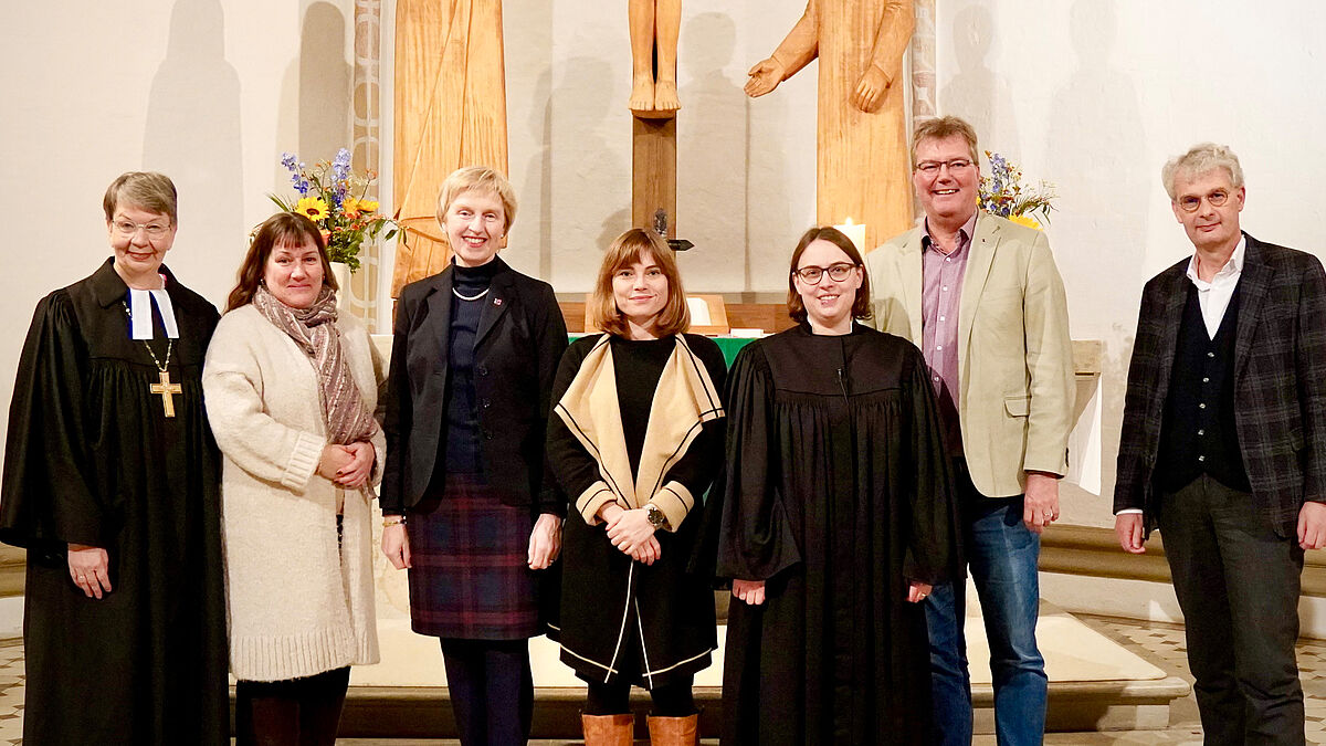 Gestalteten den Gottesdienst: Landesbischöfin Kristina Kühnbaum-Schmidt, Landtagsvizepräsidentin Beate Raudies (SPD), die CDU-Landtagsabgeordnete Anette Röttger, die Landtagsabgeordnete von Bündnis 90/Grüne Catharina Nies, Pastorin Isa Gattermann, der Fraktionschef des SSW Lars Harms und der Präsident des Landeskirchenamtes Prof. Dr.  Peter Unruh. 