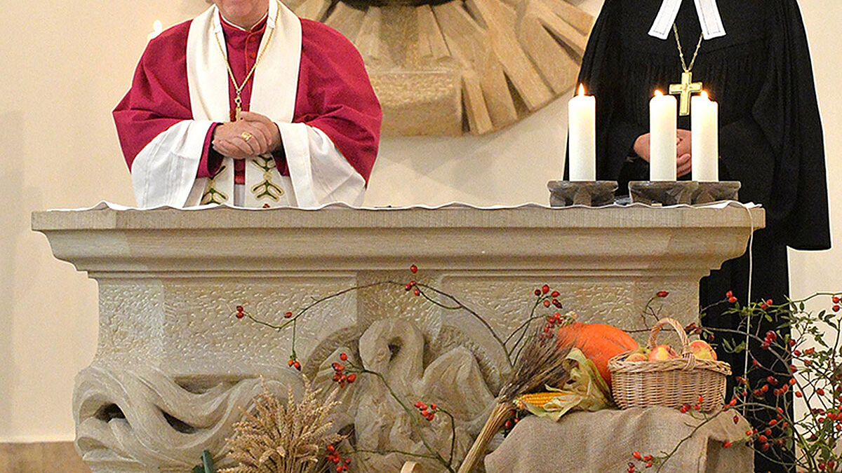 In der Schweriner Propsteikirche St. Anna feierten Landesbischof Gerhard Ulrich (r.) und der Berliner Erzbischof Heiner Koch gemeinsam mit der Gemeinde den ökumenischen Gottesdienst zum 25. Jahrestag der Deutschen Einheit