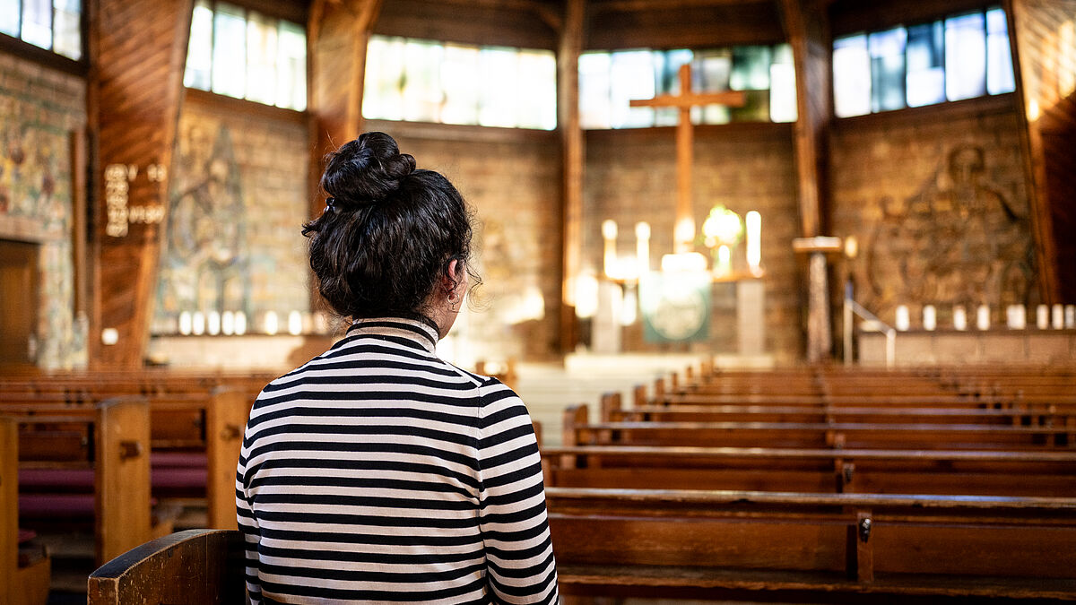 Sie haben oft grosse Entbehrungen auf sich genommen, um nach Deutschland zu gelangen. Wenn Flüchtlinge aber wieder zurückkehren sollen, ist für manche der vorübergehende Schutz in einer Kirche der letzte Hoffnungsschimmer. Das Bild zeigt Fofo aus dem Irak in der Matthäuskirche in Darmstadt (Oktober 2023).