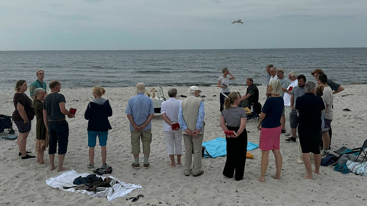 Bei der Andacht am Strand von Heidkate