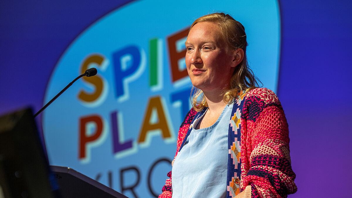 Malin Seeland, Vorsitzende des Synodalausschusses "Junge Menschen im Blick", leitete durch den Thementag. Foto: Tim Riediger / Nordkirche