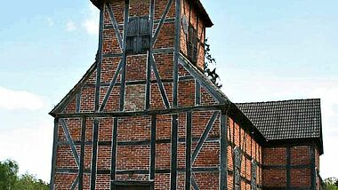 Die Dorfkirche von Ahrensberg in Mecklenburg. Der Fachwerkbau wurde 1767 errichtet. Das Bild zeigt die Kirche im Jahr 2008 vor ihrer Sanierung. 