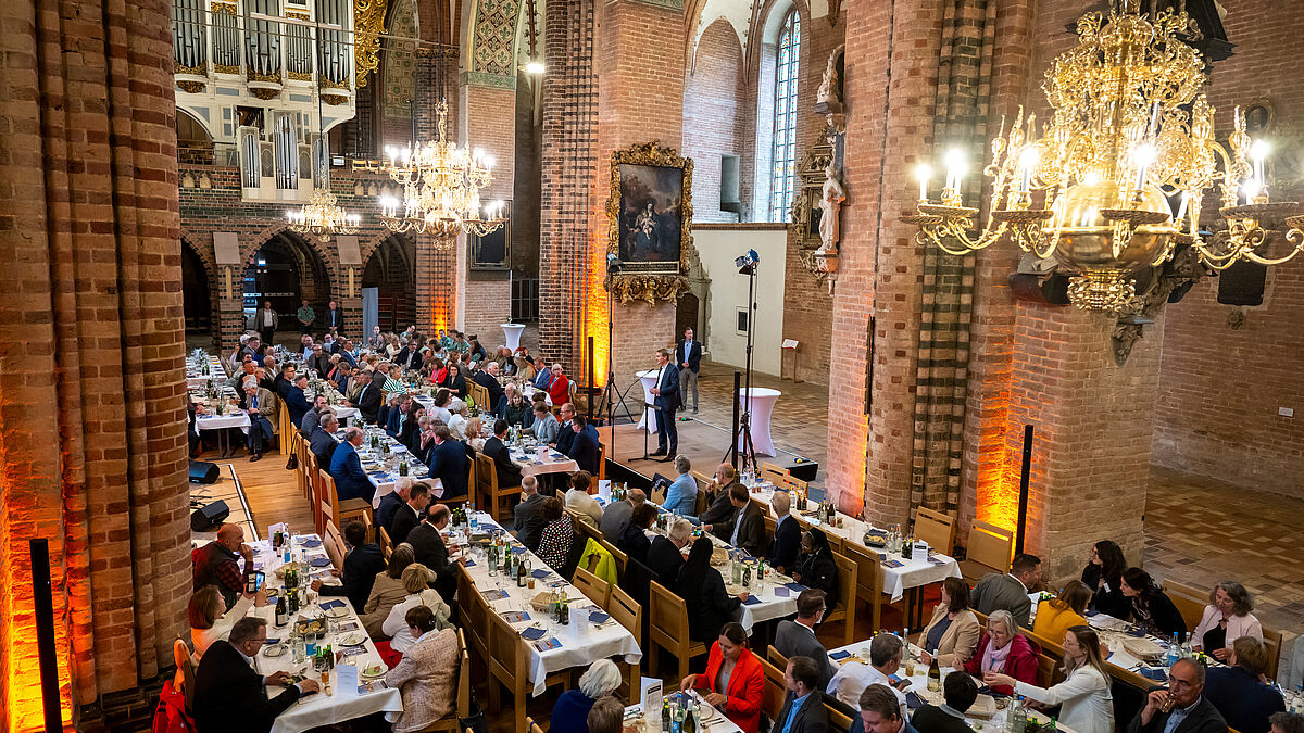 Im Schleswiger Dom trafen sich rund 170 Gäste zum Sommerempfang aus Politik und Gesellschaft der Nordkirche. 