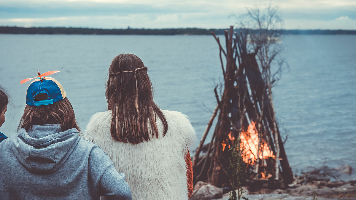 Ob evangelische Konfirmandenfreizeit oder die Nacht des Feuers zur Vorbereitung auf die Firmung bei katholischen Jugendlichen- gemeinsame Rituale und Erlebnisse in der Natur gehören häufig zum Angebot für Jugendliche dazu.