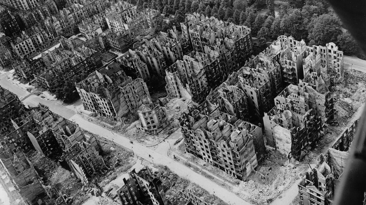 Das durch die Bombadierungen der alliierten Luftwaffe zerstörte Hamburg (Foto um 1945).