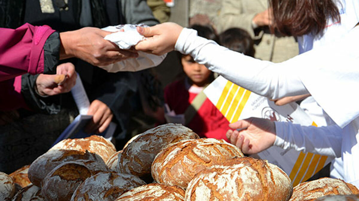 5.000 Brote - Konfirmanden backen Brot für die Welt 