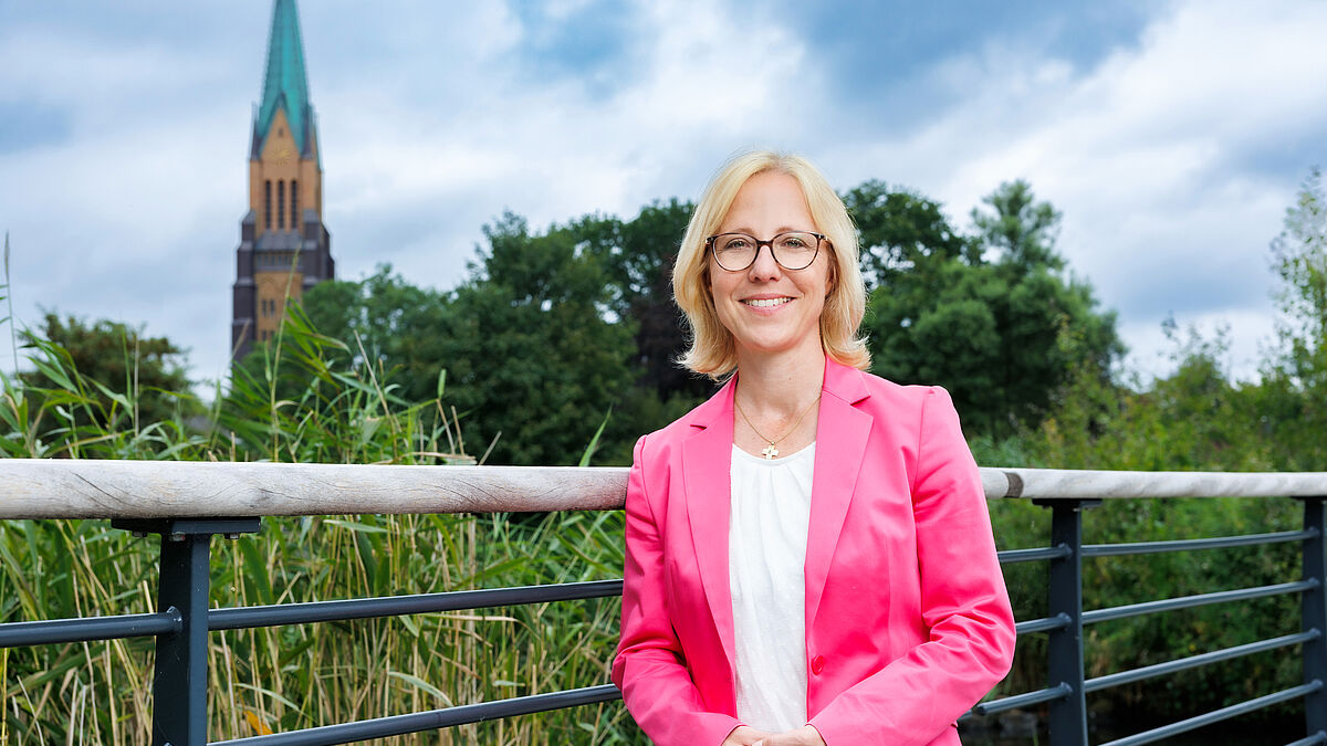 Bischöfin Nora Steen, im Hintergrund der Domturm