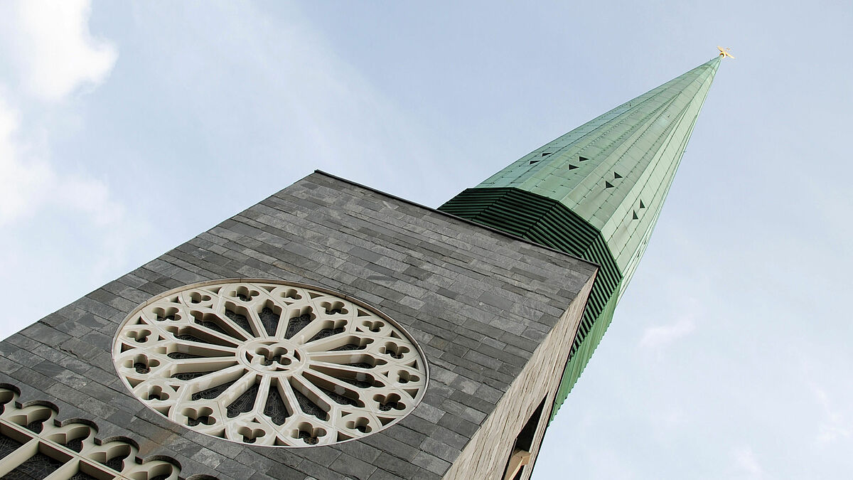 Turm der evangelischen Hauptkirche St. Nikolai am Klosterstern in Hamburg.