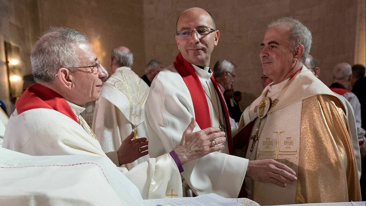 Sani Ibrahim Chralie Azar (r.), neuer Bischofs der Evangelisch-Lutherischen Kirche in Jordanien, mit seinem Amtsvorgänger Mounib Younan (l.).