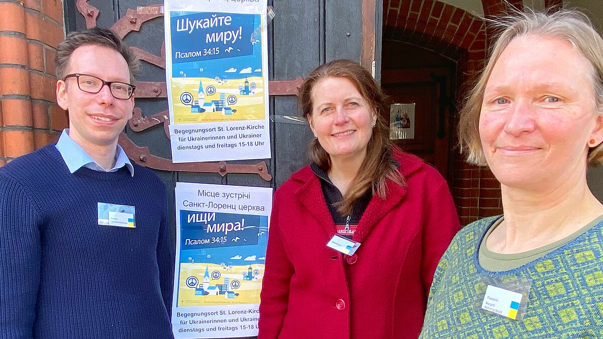 Die Kirche als Ort der Begegnung: Pastor Jan Störtebecker (von links), Silke Meyer, Leiterin des Ev. Frauenwerks, und Margrit Kehring-Ibold, Pastorin der Internationalen Gemeinde an der St.-Lorenz-Kirche in Lübeck, wollen Geflüchtete aus der Ukraine unterstützen.