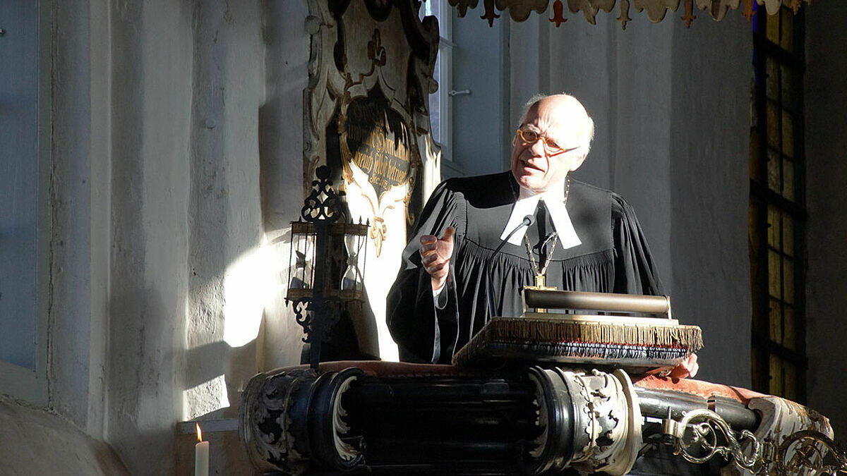 Landesbischof Gerhard Ulrich predigte zur Eröffnung der konstituierenden Tagung der II. Landessynode in der St. Lorenz-Kirche 