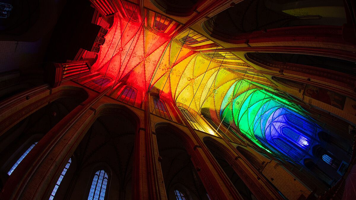 Als Zeichen der Solidarität war das Kirchenschiff von St. Marien zu Lübeck bereits 2022 im Pride Month in den Farben des Regenbogens beleuchtet. 2023 will die Nordkirche erstmals auch bei der Hamburger Demo für die Rechte von queeren Menschen teilnehmen. 