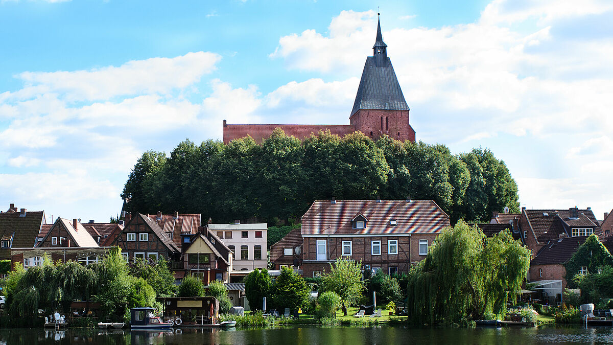 Hoch über der mittelalterlichen Stadt Mölln thront die historische St. Nicolai-Kirche auf dem Eichberg.