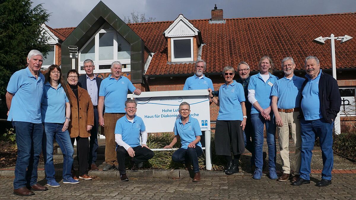 Das Team der "Praxis ohne Grenzen" hatte gehofft, dass ihr Einsatz bald überflüssig ist. Doch die Praxis wird noch immer dringend gebraucht. Lobende Worte für die unermüdliche Arbeit gab es von Diakonie-Geschäftsführerin Diana Marschke (dritte von links) und Propst Sönke Funck (vierter von links). Geleitet wird die Praxis im Ehrenamt von Dr. Achim Diestelkamp (sechster von rechts). 