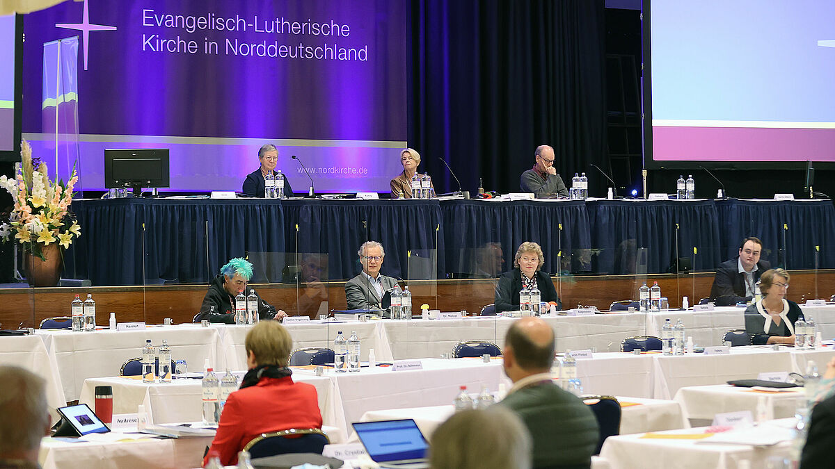 Blick auf die Kirchenleitung bei der Synode